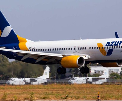 Eine Boeing 737-800 von Azur Air Ukraine:  Nach einem Jahr Pause startet die Airline mit einem neuen Namen.