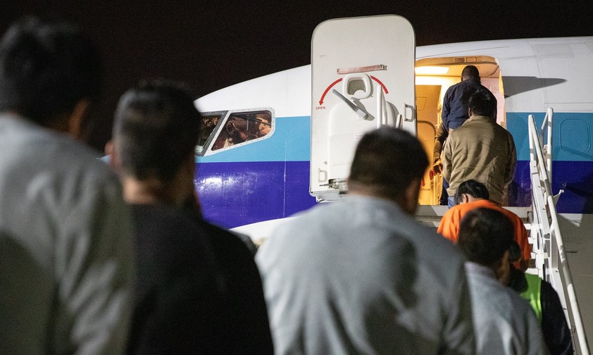 Personen besteigen einen Abschiebeflug: Die Flugbegleitergewerschaft Ufo will Abschiebungen auf Linienflügen abschaffen.