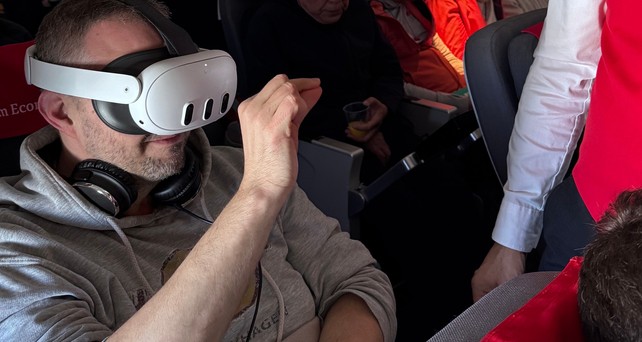 Passagier mit VR-Brille: Neues Erlebnis an Bord.