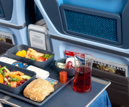 Essen in der neuen KLM-Sitzklasse: Bessere Verpflegung als in der Economy.