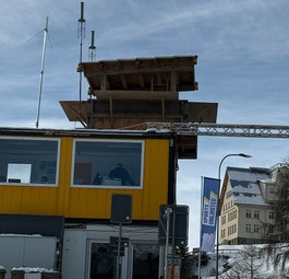 Temporärer Tower in Davos: Außen schlicht, innen hoch spezialisiert.