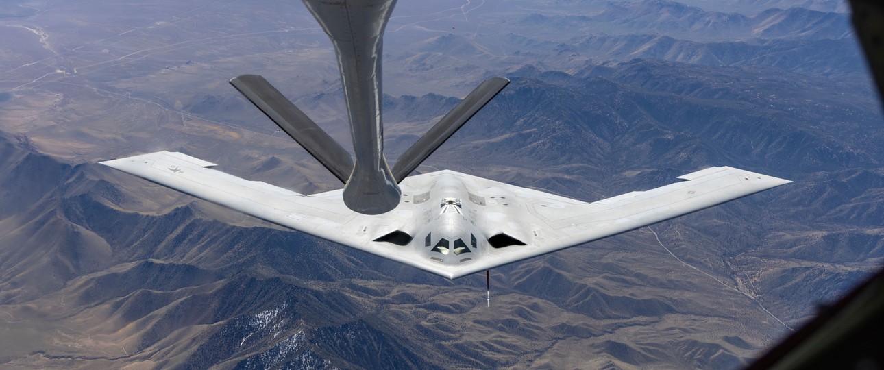Northrop Grumman B-21: Stealth ist wichtiger als Speed. Eine B-21 Raider wird in der Luft betankt.