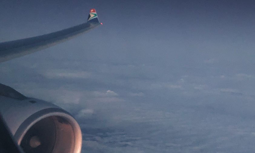 Der Flug findet während der Nacht statt. Zwei Stunden vor der Landung in München gibt es über dem Mittelmeer einen schönen Sonnenaufgang.