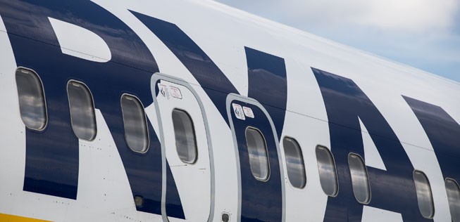Flieger von Ryanair: Wenn der Flug annulliert wurde, dürfen Reisende auch mit Konkurrenzairlines fliegen.