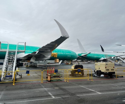 Boeing 777X auf dem Gelände in Everett: Immer mehrr fertige Flugzeuge stehen geparkt am Boden.