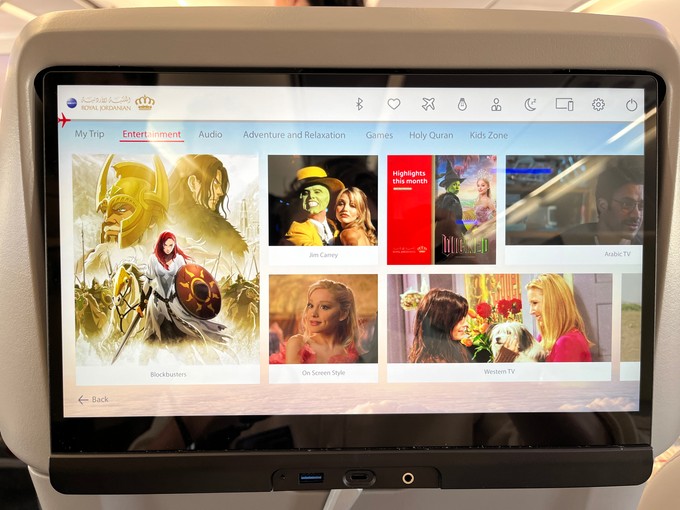 Das Inflight-Entertainment bietet einen großen, scharfen Bildschirm an jedem Sitz.