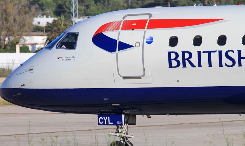 Embraer E190 von British Airways: Reisende mussten am 4. Januar acht Stunden in Amsterdam in dem Flugzeug ausharren.