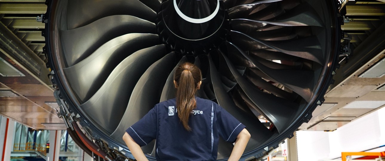 Mitarbeiterin von Rolls-Royce vor einem Triebwerk: Keine Motoren für die Boeing 797.