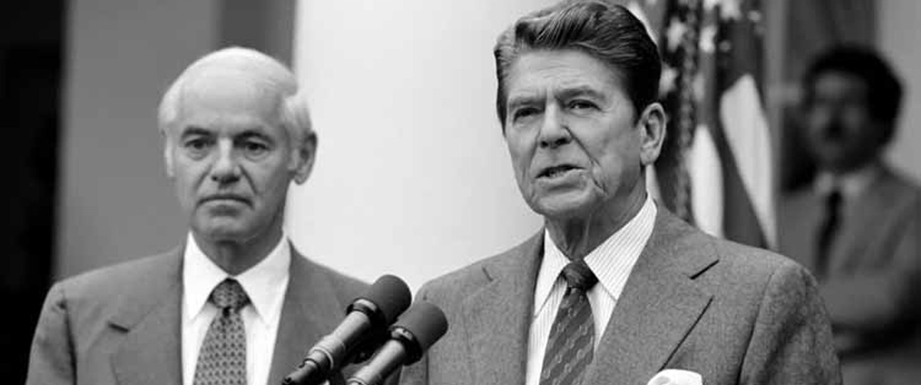 Ronald Reagan (am Mikrofon) spricht über den Streik der Fluglotsen: Der Präsident der USA entschied sich für einen harten Kurs.