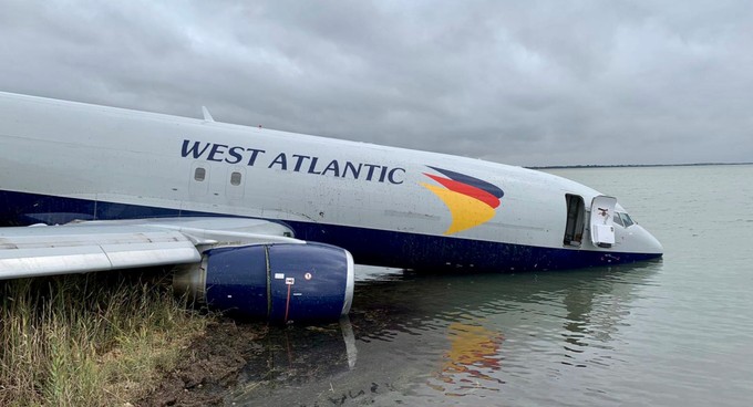 Die dreiköpfige Crew konnte gerettet werden. Niemand wurde verletzt.