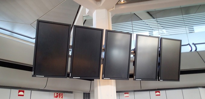 Früher zeigten die Monitore Flüge an.