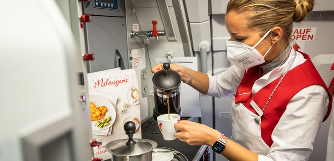 Damit frischer Kaffee ausgeschenkt werden kann, war zuerst ein Problem zu lösen: Wie braut man ihn ohne Maschine an Bord? Mit einer Kaffeepresse.