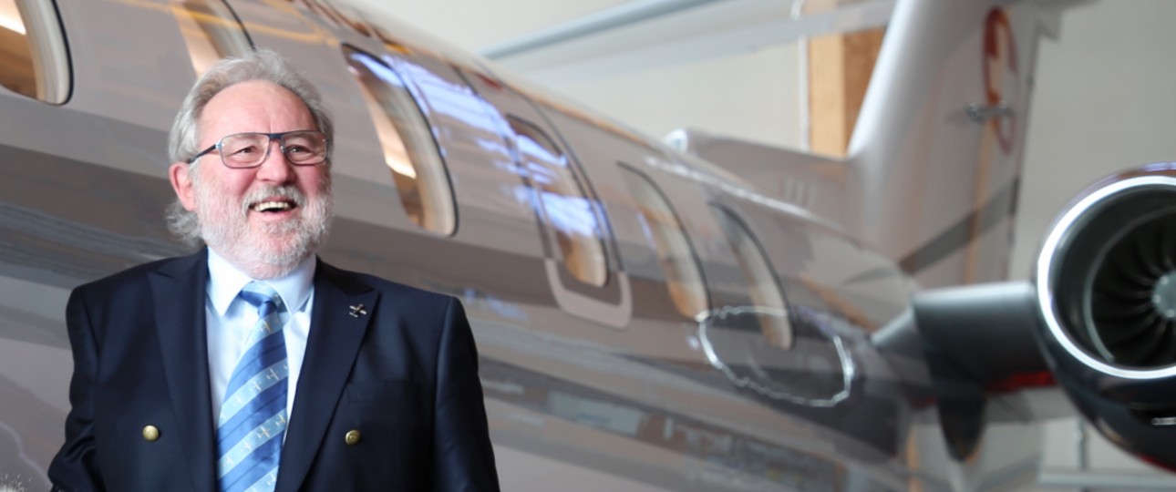 Oscar J. Schwenk vor einem PC-24: Er hat Pilatus Aircraft zwei Jahrzehnte lang geprägt.