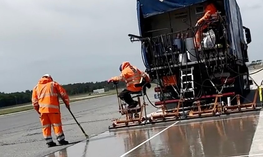 Am Flughafen Frankfurt wurde der neue Anti-Skid-Belag erstmals aufgebracht.