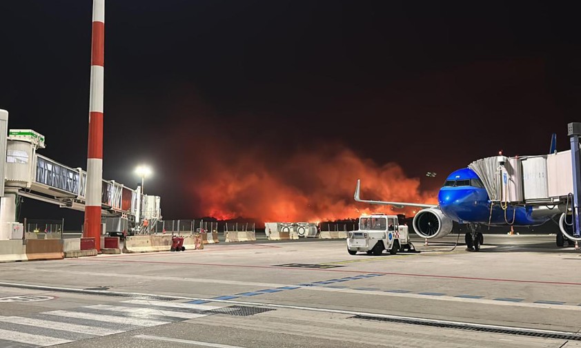 Ita-Airways-Jet am Airport Palermo, im Hintergrund Flammen: Betrieb wurde ausgesetzt.
