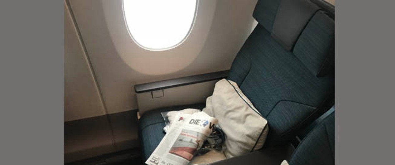 Das Interieur in der Premium Economy von Cathay Pacific wirkt sehr großzügig, modern und gestylt.