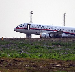 Superjet auf der Piste von Keflavik: Bauchlandung.