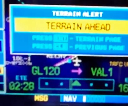 Terrain Alert: Bei der Landung muss der Flieger sehr nah am Felsen vorbei.