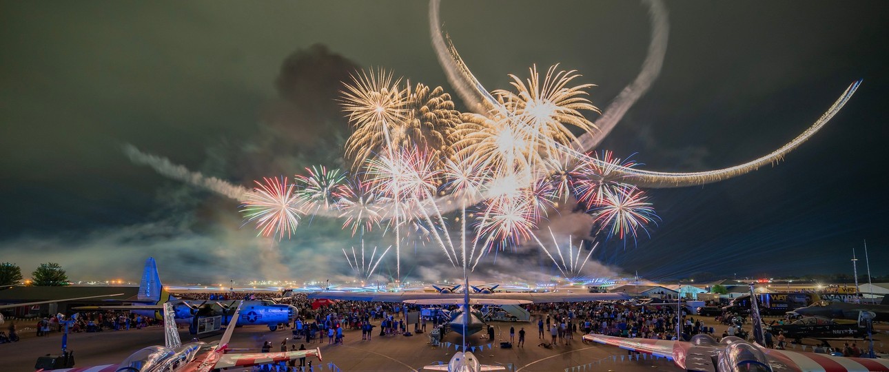Feuerwerk über Oshkosh: Die Messe hat so viele Menschen angezogen wie noch nie.