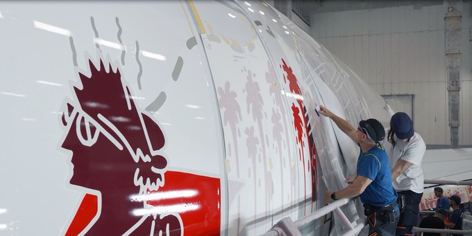 Die Umsetzung der neun Motive auf dem Flugzeug wurde von Airbus mithilfe spezieller 3D-Software umgesetzt. Die Fachleute unterteilten sie in rund 360 präzise zugeschnittene Folienelemente.