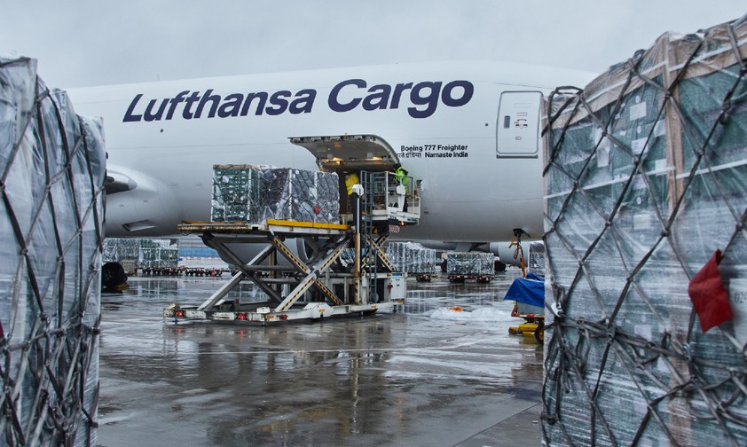 Lufthansa Cargos Boeing 777F mit dem Kennzeichen D-ALFH wird in Frankfurt beladen.
