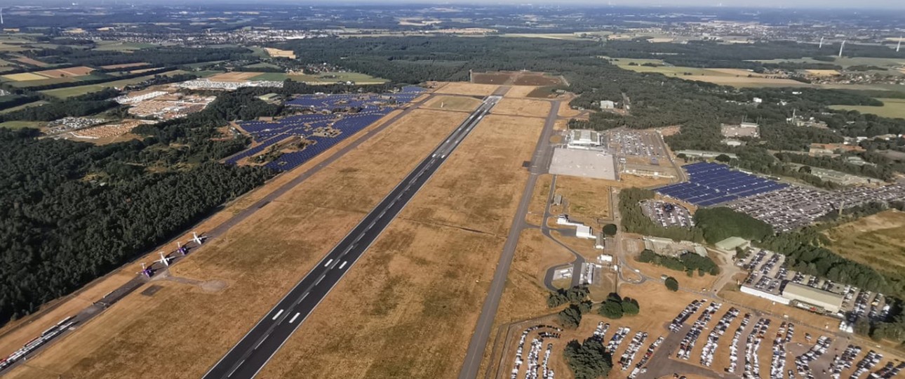 Der Flughafen Weeze aus der Luft: Der Airport hat noch freie  Kapazitäten für Businessverkehr.