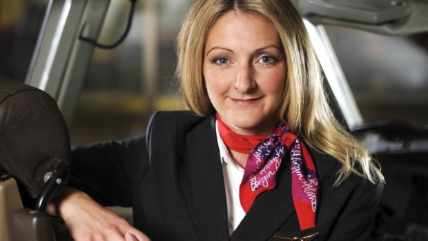 Die Kleidung der Pilotinnen: Im Vergleich zum mutigen, femininen Look in der Kabine, mutet diese Uniform nahezu bieder an. Was daran liegen mag, dass sie an das Model der männlichen Kollegen angelehnt ist.