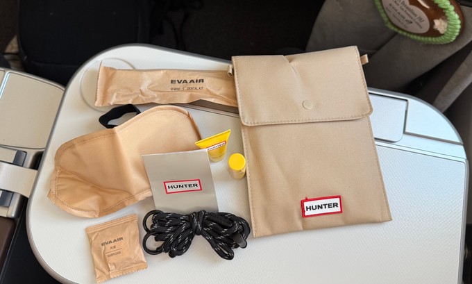 Das Amenity Kit in der Premium Eco.