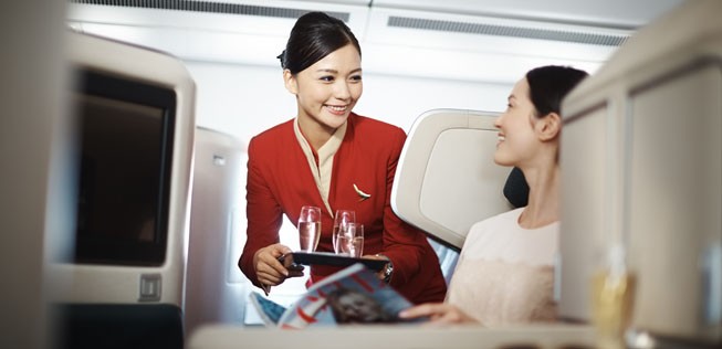 Flugbegleiterin von Cathay Pacific: Der Service soll individueller werden.