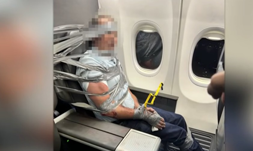 Unruly Passenger auf American Airlines Flug: Der Mann wurde fixiert und bei einer Zwischenlandung in Baltimore der Polizei übergeben.