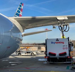 Flugzeugbetankung: Derzeit ist Kerosin extrem günstig.