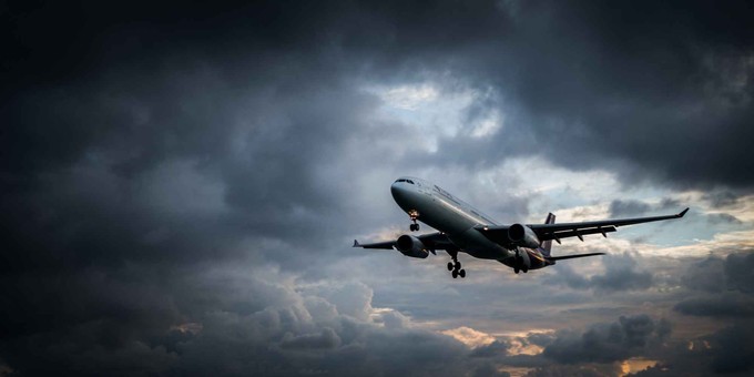 Ein Flugzeug am grauen Himmel: Turbulenzen haben in den vergangenen Jahrzehnten zugenommen.