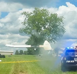 Die Twin Otter liegt im Gras des Tullahoma Regional Airport: Nur Verletzte, keine Toten.