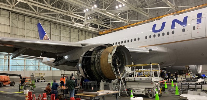 Die Boeing 777-200 von United steht in einem Hangar in Denver.