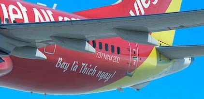 Am Heck war die Bezeichnung 737 Max 200 zu lesen. Beide Schriftzüge fehlen nun bei Vietjets erster Boeing 737 Max und wurden durch einen anderen ersetzt (siehe Artikel).