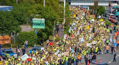 Protest der Lufthansa-Belegschaft am 15. April in Frankfurt: Über 1000 Angestellte zogen am Hangar One vorbei in dem der Konzern-Vorstand eine Gala zum Jubiläum abhielt.