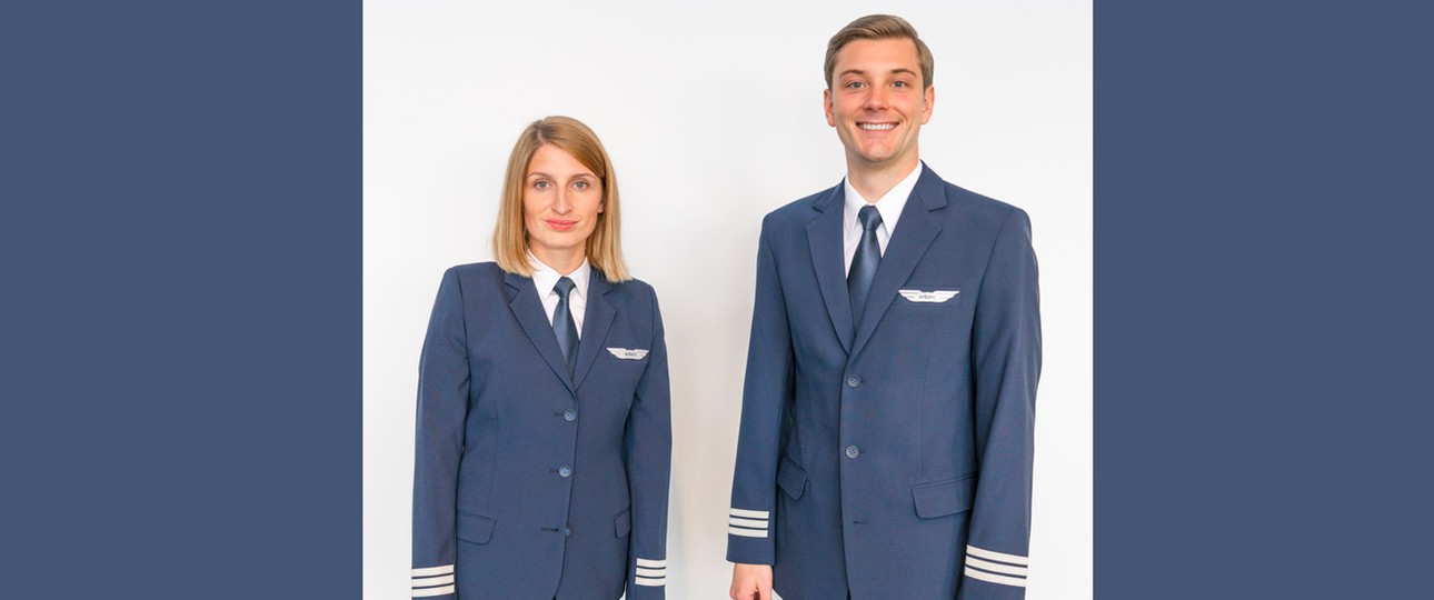 Dunkelblau ist die neuerdings vorherrschende Farbe bei den Uniformen von Air Baltic.