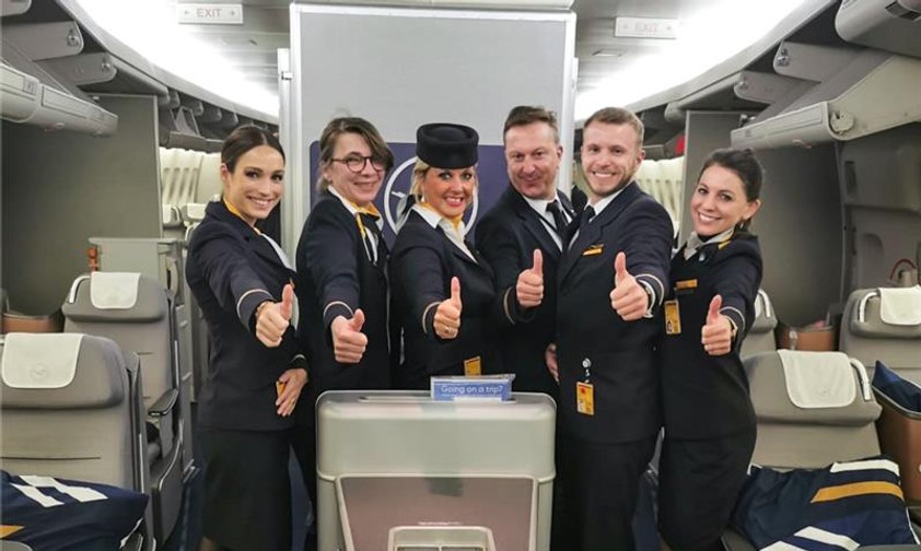 Crew eines Lufthansa-Rückholflugs: Die Airline holte Tausende Urlauber zurück.