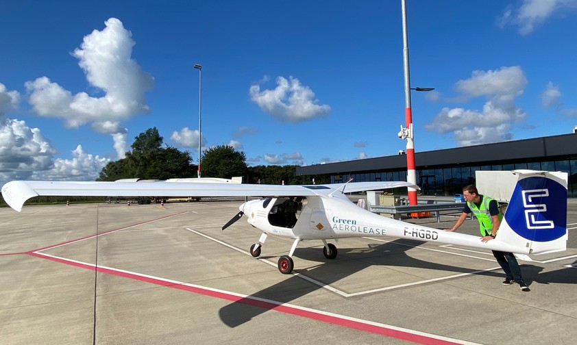 Pilot Hendrik Heerschap schiebt die Pipistrel Velis Electro in Position.