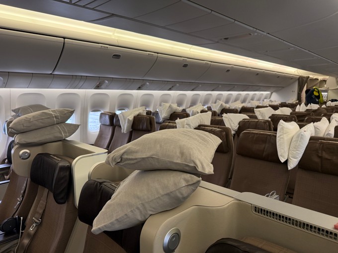 Alles wird ersetzt, damit die Passagiere eine frische und gepflegte Kabine vorfinden. Frische Kissen werden bereitgestellt.