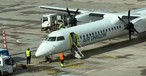 Dash 8-400 am Flugahfen BER: Die Airline verbindet Friedrichshafen mit Sylt über Berlin.