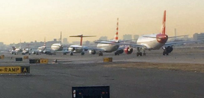 Warteschlange am New Yorker Flughafen La Guardia: Ein riesiges Schlagloch sorgte für massive Verspätungen.