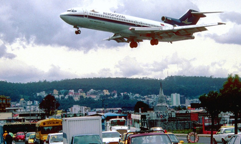 1929 gegründet, hier im Bild im Jahr 2003 über Quito zu sehen, stellte die venezolanische Aeropostal Alas de Venezuela im September 2017 nach 88 Jahren den Betrieb ein.