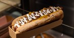 Der Hotdog Bastardo von Frau Hund: Noch bis September dürfen sich alle First-Class-Reisenden bei Swiss über den Gourmetsnack freuen. 