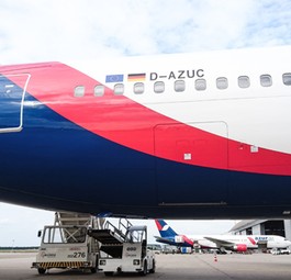 D-AZUC von Azur Air: Kam aus Antalya über Köln nach Düsseldorf.