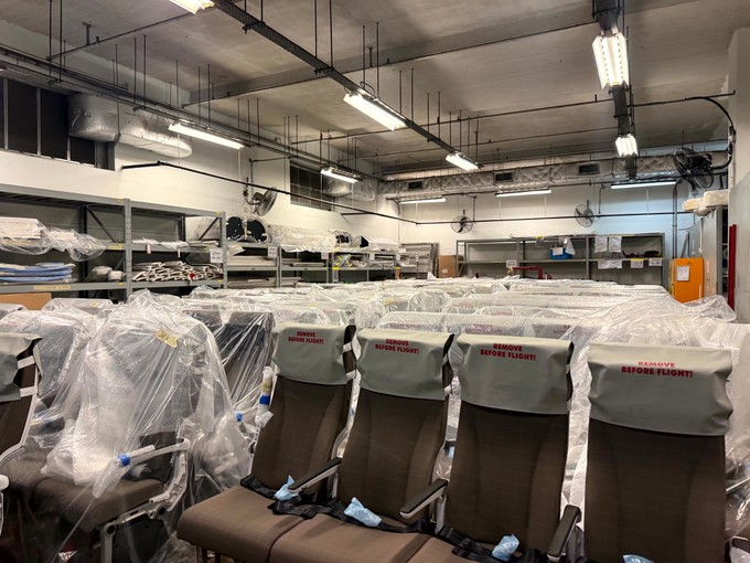 Neue Economy-Sitze warten im Hangar auf ihren Einbau. Swiss lässt die Kabinenkomponenten aus verschiedenen Ländern nach Hongkong liefern und hat für die Zwischenlagerung zusätzlich Lagerfläche angemietet.
