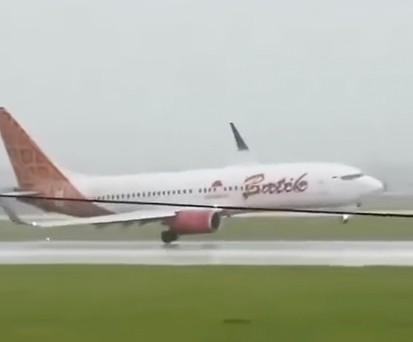 Der heikle Moment: Die Boeing 737 berührt mit dem Triebwerk fast die Piste.