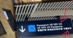 Flughafen Paris und Schild, um das es geht: Da hat sich ein Fehler eingeschlichen.