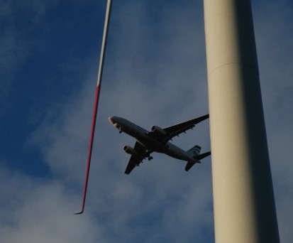 Der neuste Radar der Sicherheitsabteilung der Airbusgruppe, soll Kollisionen zwischen Fliegern und Windrädern vermeiden, sowie die Lichtverschmutzung für Windpark-Anwohnern auf ein Minimum reduzieren. Doch er löst das Hauptproblem nicht.
