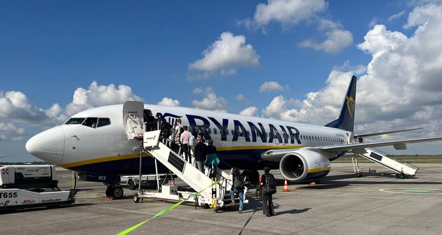 Boeing 737-800 von Ryanair: Die Airline muss Ausnahmen bei der digitalen Bordkarte zulassen.